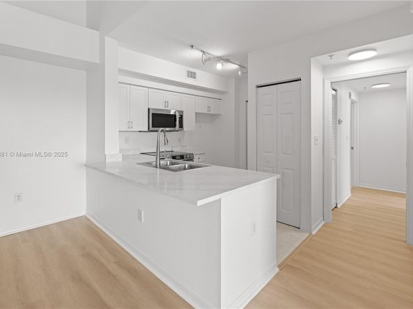 6821 SW 44th St 203, Miami FL 33155