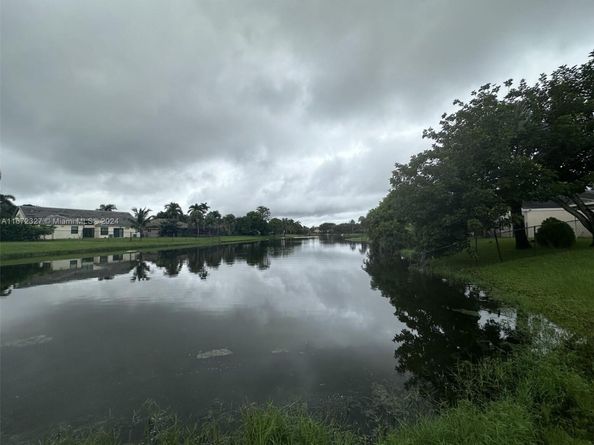 2913 Myrtle Oak Cir, Davie FL 33328