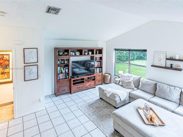 2913 Myrtle Oak Cir, Davie FL 33328