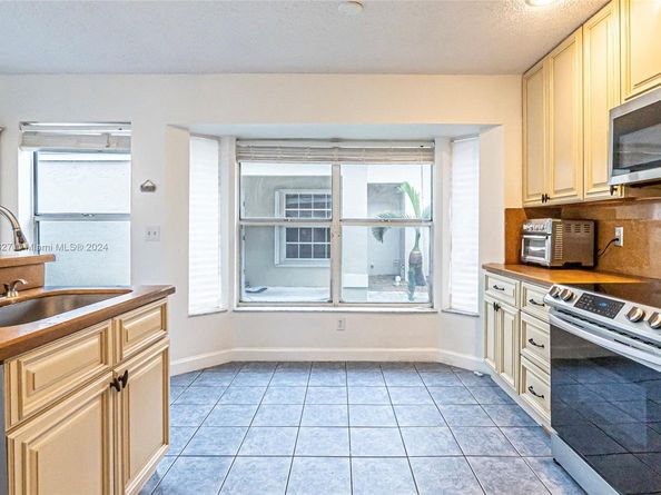 2913 Myrtle Oak Cir, Davie FL 33328