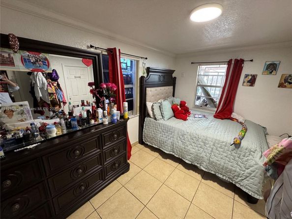 825 E 9th Ln, Hialeah FL 33010