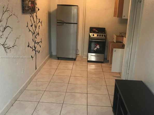 825 E 9th Ln, Hialeah FL 33010