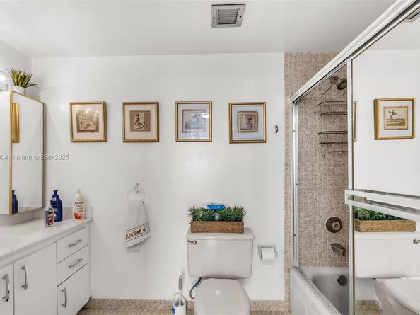 4001 Hillcrest Dr 812, Hollywood FL 33021