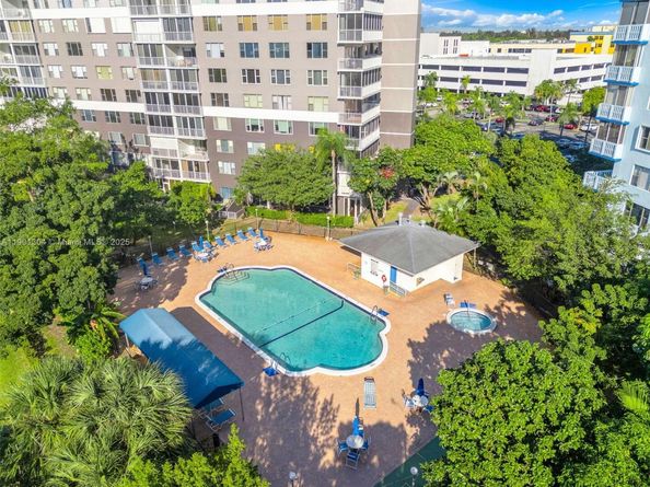 4001 Hillcrest Dr 812, Hollywood FL 33021