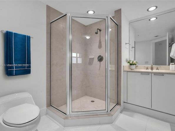 14951 Royal Oaks Ln (Renovated) 2105, North Miami FL 33181