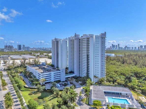 14951 Royal Oaks Ln (Renovated) 2105, North Miami FL 33181