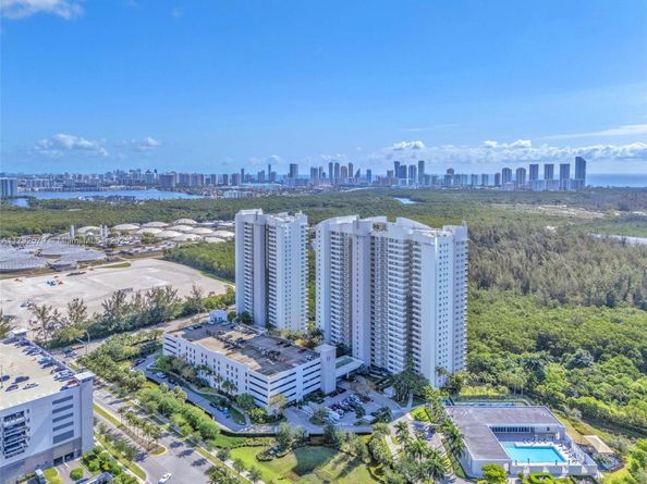 14951 Royal Oaks Ln (Renovated) 2105, North Miami FL 33181