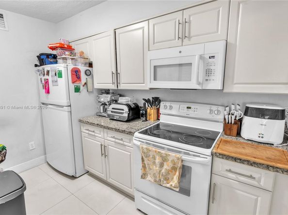 18810 NW 57th Ave 104, Hialeah FL 33015