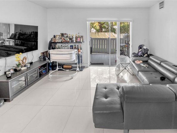 18810 NW 57th Ave 104, Hialeah FL 33015