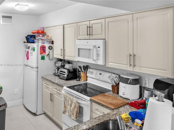 18810 NW 57th Ave 104, Hialeah FL 33015