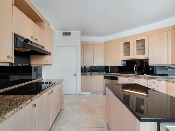 300 S Pointe Dr 405, Miami Beach FL 33139