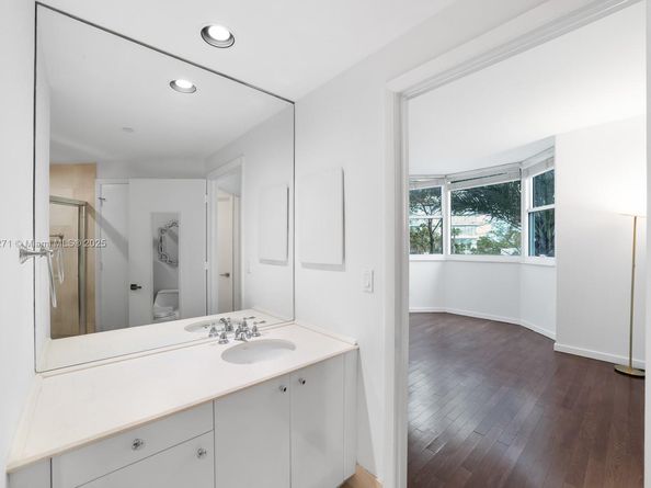 300 S Pointe Dr 405, Miami Beach FL 33139