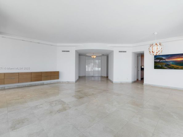 300 S Pointe Dr 405, Miami Beach FL 33139