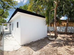 1385 NW 28th St, Miami FL 33142