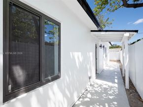 1385 NW 28th St, Miami FL 33142
