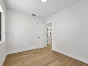 1385 NW 28th St, Miami FL 33142