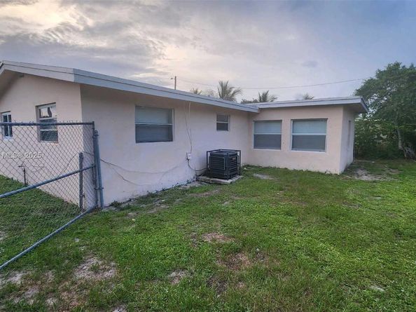 2660 NW 43rd Ter, Lauderhill FL 33313