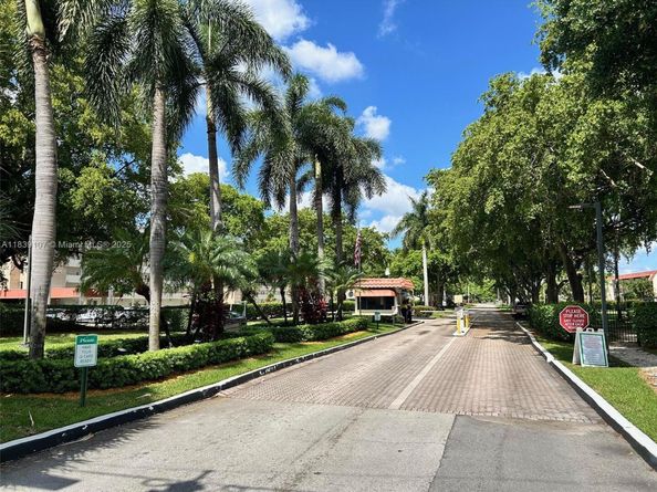 371 S Hollybrook Dr 308, Pembroke Pines FL 33025