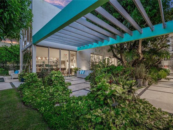 6495 SW 85th St, Miami FL 33143