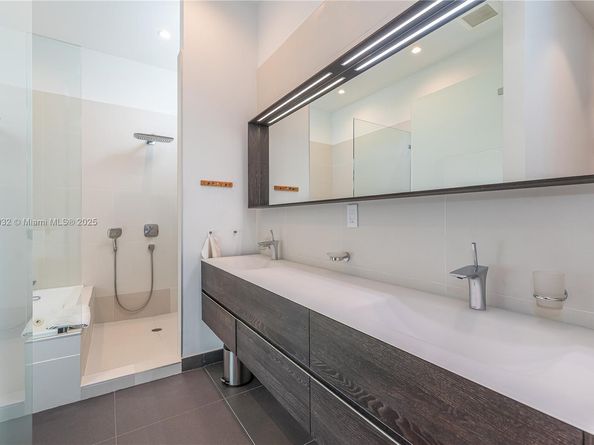 6495 SW 85th St, Miami FL 33143