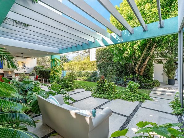 6495 SW 85th St, Miami FL 33143