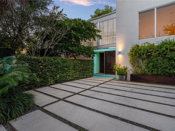 6495 SW 85th St, Miami FL 33143