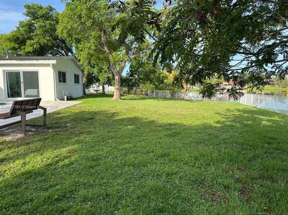 10563 NW 4th St, Plantation FL 33324