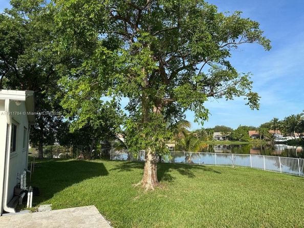 10563 NW 4th St, Plantation FL 33324