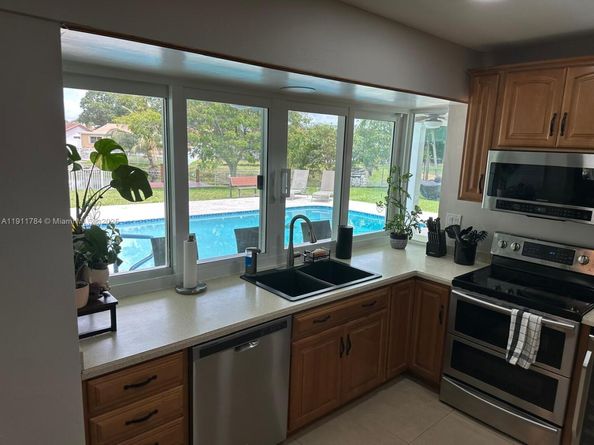 10563 NW 4th St, Plantation FL 33324