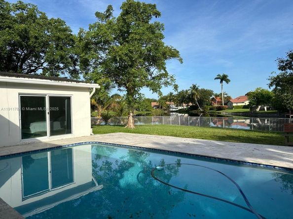 10563 NW 4th St, Plantation FL 33324