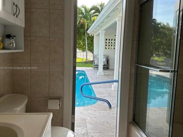 10563 NW 4th St, Plantation FL 33324