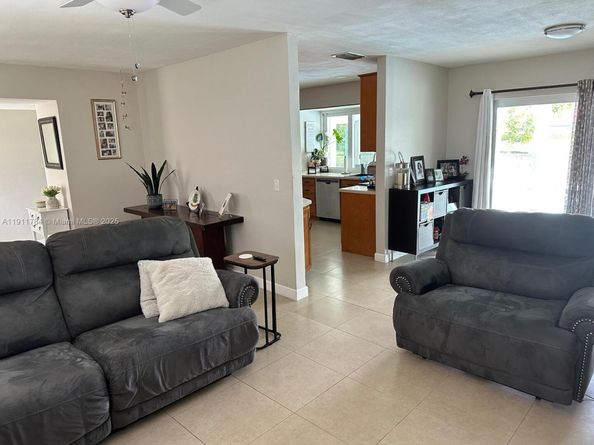 10563 NW 4th St, Plantation FL 33324