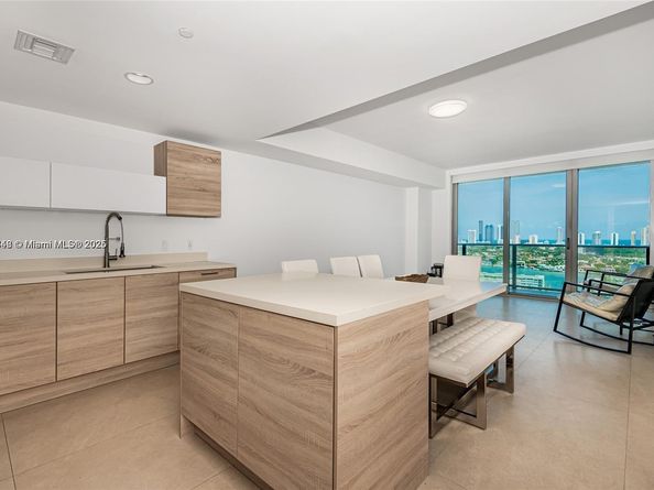 16385 Biscayne Blvd 2118, North Miami Beach FL 33160