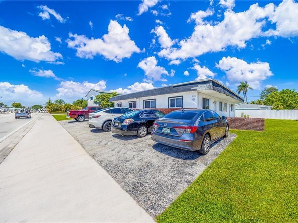 7031 Pembroke Rd, Pembroke Pines FL 33023