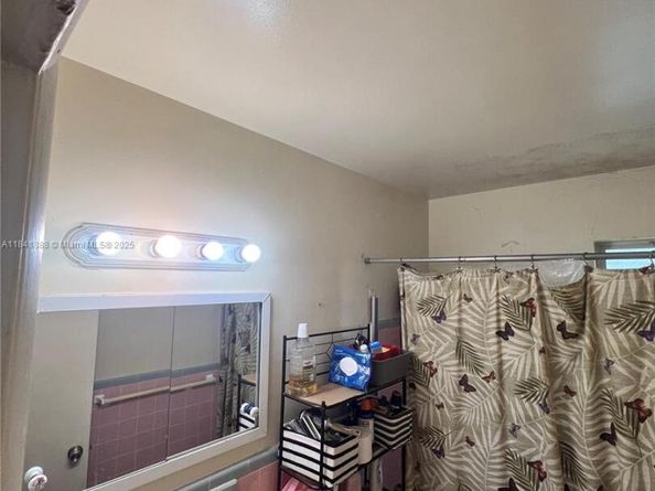 1121 NW 43rd St, Oakland Park FL 33309