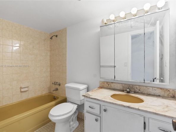 2780 NE 183rd St 1204, Aventura FL 33160