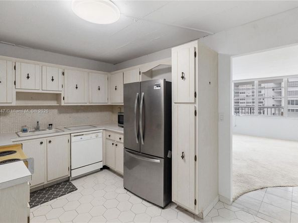 2780 NE 183rd St 1204, Aventura FL 33160