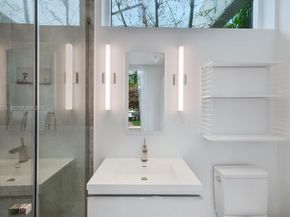 335 W 46th St, Miami Beach FL 33140