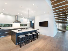 335 W 46th St, Miami Beach FL 33140