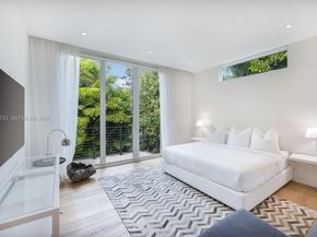 335 W 46th St, Miami Beach FL 33140