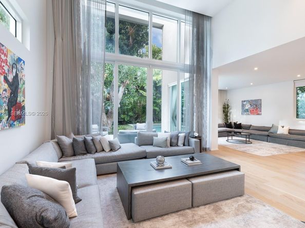 335 W 46th St, Miami Beach FL 33140