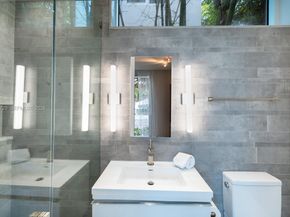 335 W 46th St, Miami Beach FL 33140