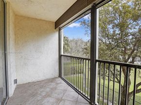 3300 W Rolling Hills Cir 302, Davie FL 33328