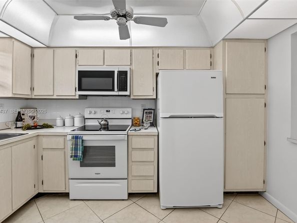 3300 W Rolling Hills Cir 302, Davie FL 33328