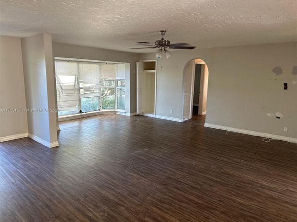 518 Crescent Dr, Lake Park FL 33403