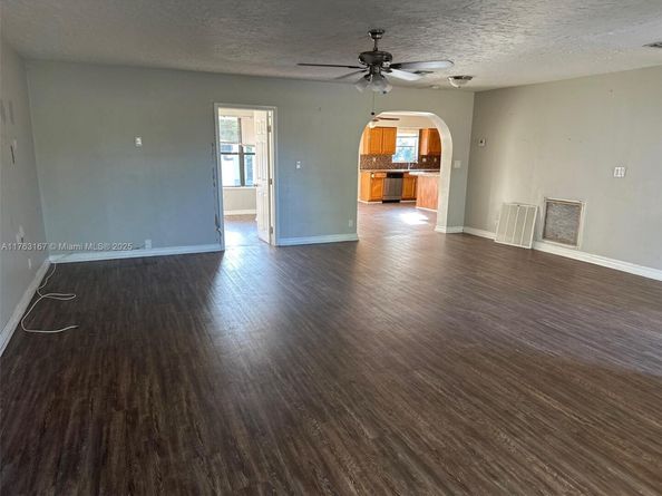 518 Crescent Dr, Lake Park FL 33403