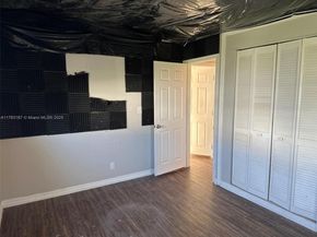 518 Crescent Dr, Lake Park FL 33403