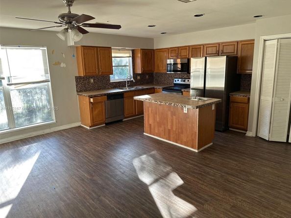 518 Crescent Dr, Lake Park FL 33403