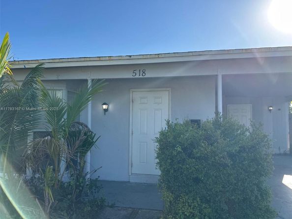 518 Crescent Dr, Lake Park FL 33403