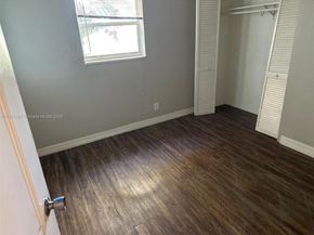 518 Crescent Dr, Lake Park FL 33403